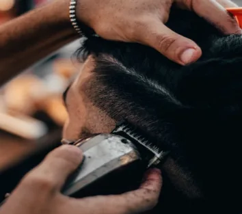 Cliente a ser atendido na Barbearia Vanguarda