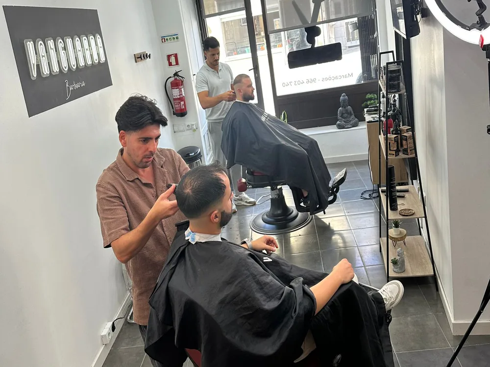 Os dois postos da barbearia a trabalhar ao mesmo tempo